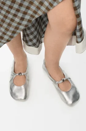 Pebble Soft Ballerina aus laminiertem Nappa-Lammleder