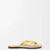 Pebble Soft Slide aus laminiertem Lammleder Pebble Soft Slide aus laminiertem Lammleder