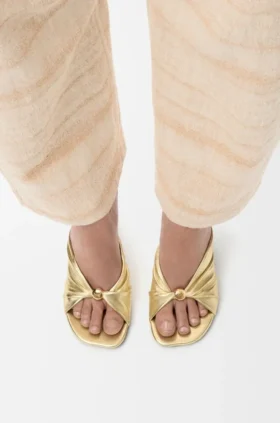 Pebble Soft Slide aus laminiertem Lammleder