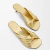 Pebble Soft Slide aus laminiertem Lammleder Pebble Soft Slide aus laminiertem Lammleder