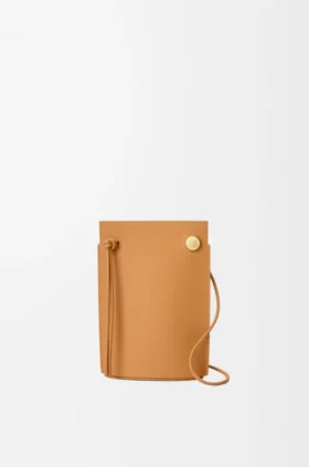Pebble-Würfel-Tasche aus klassischem Kalbsleder Pebble-Würfel-Tasche aus klassischem Kalbsleder