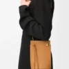 Pebble-Würfel-Tasche aus klassischem Kalbsleder Pebble-Würfel-Tasche aus klassischem Kalbsleder