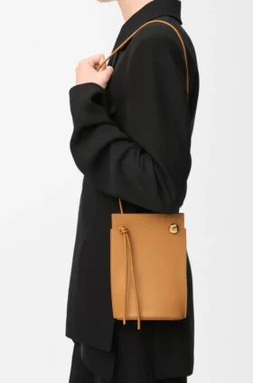 Pebble-Würfel-Tasche aus klassischem Kalbsleder Pebble-Würfel-Tasche aus klassischem Kalbsleder