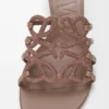 «Petal Anagram»-Pantolette aus mit Strasssteinen verziertem Wildleder «Petal Anagram»-Pantolette aus mit Strasssteinen verziertem Wildleder