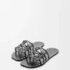Petal Anagram-Pantolette aus pflanzlich gegerbtem Kalbsleder mit Metallnieten Petal Anagram-Pantolette aus pflanzlich gegerbtem Kalbsleder mit Metallnieten