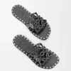 Petal Anagram-Pantolette aus pflanzlich gegerbtem Kalbsleder mit Metallnieten Petal Anagram-Pantolette aus pflanzlich gegerbtem Kalbsleder mit Metallnieten