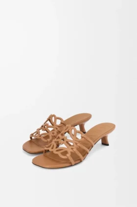 «Petal Anagram»-Slipper aus weichem Kalbsleder