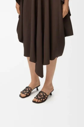 «Petal Anagram»-Slipper aus weichem Kalbsleder