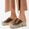 «Petal»-Espadrille-Plateauslipper aus pflanzlich gegerbtem Kalbsleder «Petal»-Espadrille-Plateauslipper aus pflanzlich gegerbtem Kalbsleder