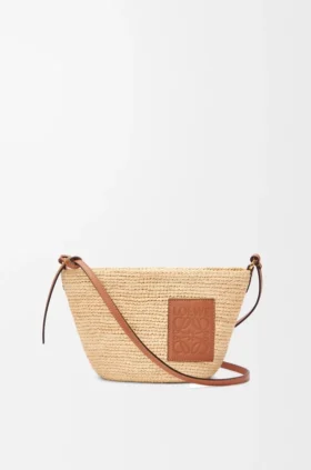 Pochette-Tasche «Slit» aus Raffia und Kalbsleder