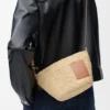 Pochette-Tasche «Slit» aus Raffia und Kalbsleder