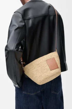 Pochette-Tasche «Slit» aus Raffia und Kalbsleder