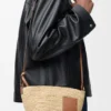 Pochette-Tasche «Slit» aus Raffia und Kalbsleder