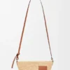 Pochette-Tasche «Slit» aus Raffia und Kalbsleder
