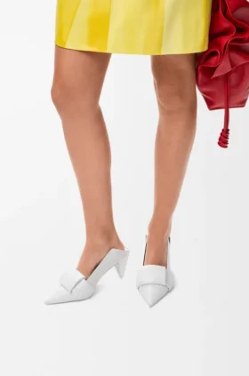 Pumps mit Origami-Lasche aus Lammleder