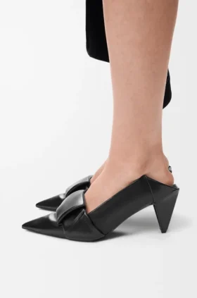 Pumps mit Origami-Lasche aus Lammleder