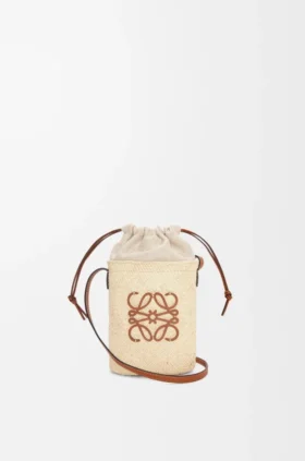 Quadratische Tasche aus Iraca-Palme und Kalbsleder