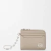 Quadratischer Anagram-Münz- und Kartenhalter aus Pebble-Grain-Kalbsleder Quadratischer Anagram-Münz- und Kartenhalter aus Pebble-Grain-Kalbsleder