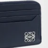 Quadratischer Anagram-Münz- und Kartenhalter aus Pebble-Grain-Kalbsleder Quadratischer Anagram-Münz- und Kartenhalter aus Pebble-Grain-Kalbsleder