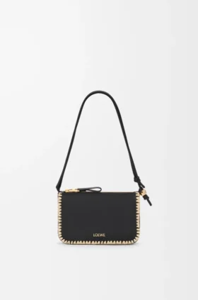 Rio-Pouch aus klassischem Kalbsleder und Raffia Rio-Pouch aus klassischem Kalbsleder und Raffia