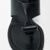 Sandale mit Toggle-Verschluss aus glänzendem, glattem Kalbsleder