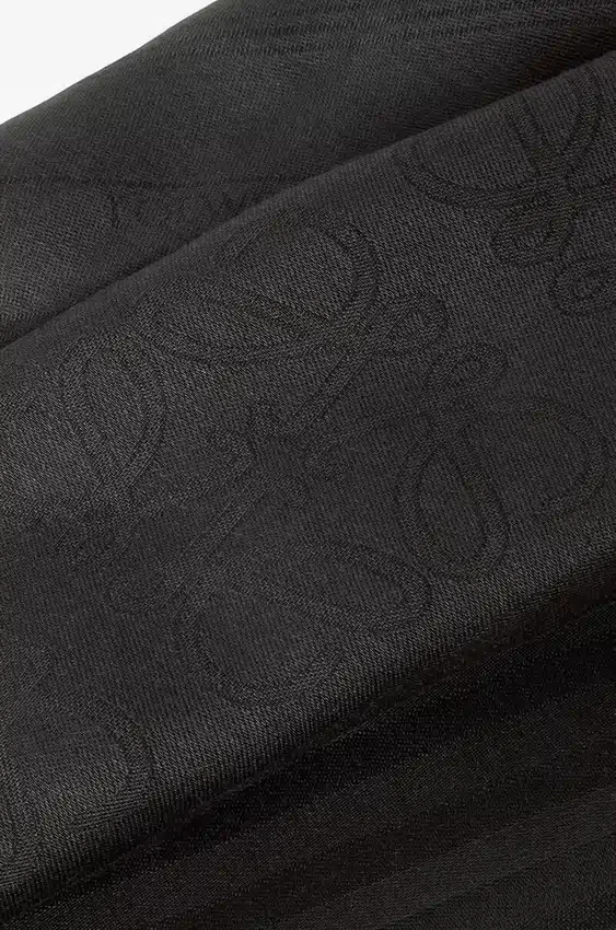 Schal aus Wolle und Seide Schal aus Wolle und Seide