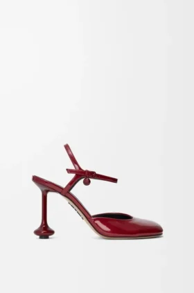 Toy Pumps mit Fersenriemen aus weichem Lammleder in Lackoptik