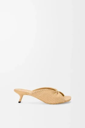 Weiche Pantolette mit «Pebble»-Design aus Stoff in Raffia-Optik
