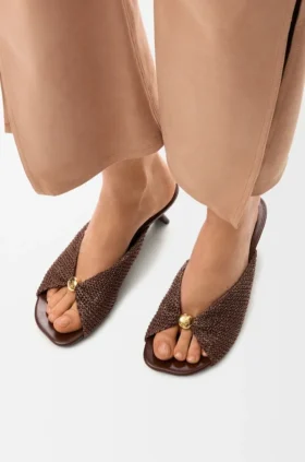 Weiche Pantolette mit «Pebble»-Design aus Stoff in Raffia-Optik