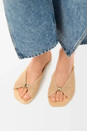 Weiche Pantolette mit «Pebble»-Design aus Stoff in Raffia-Optik