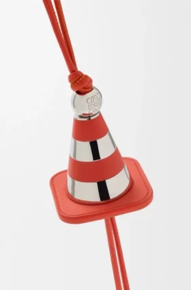 Work Cone-Anhänger aus Messing und Kalbsleder