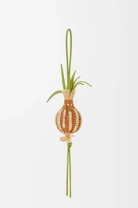 Zwiebelkeim-Anhänger aus klassischem Kalbsleder und Raffia