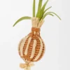 Zwiebelkeim-Anhänger aus klassischem Kalbsleder und Raffia Zwiebelkeim-Anhänger aus klassischem Kalbsleder und Raffia