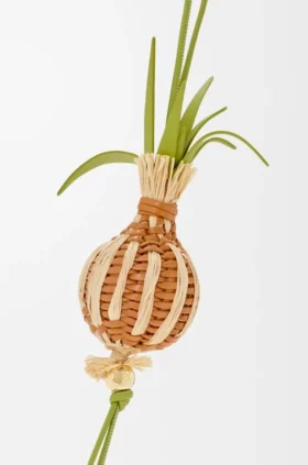 Zwiebelkeim-Anhänger aus klassischem Kalbsleder und Raffia